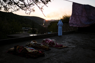 19/04/2017 - Lalish, Iraq:
During sunrise an attendant of the Yazidi New Year Carşema Sor starts his day with
a prayer in Lalish. At dawn and dusk, the Yazidis turn to the sun and speak their
prayers. The prayers are called „dua“ and there are certain prayer times for morning, evening and other occassions like religious festivals etc.